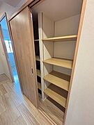 廊下に物入があり、消耗品のストックや掃除用品の収納に便利。