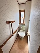 2階にもトイレがあり、手すり付きなのでお子様やお年寄りも安心。