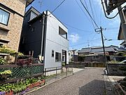 周辺は住宅が多く、落ち着いた環境です。