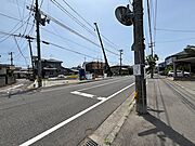歩道があるので、お散歩やランニングも安心。
