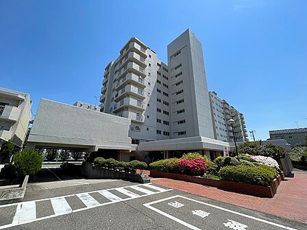 全2棟のマンションです。西大通側がA棟です。