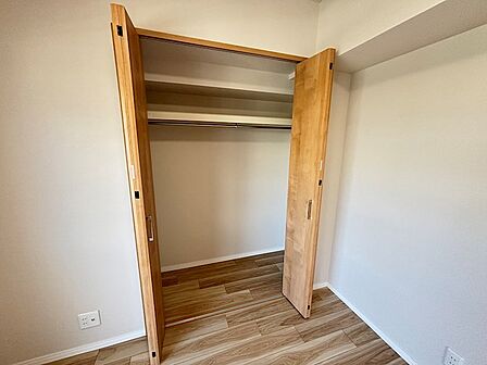 洋室4.6帖クローゼット、1~2人分の衣類がすっきり入ります。