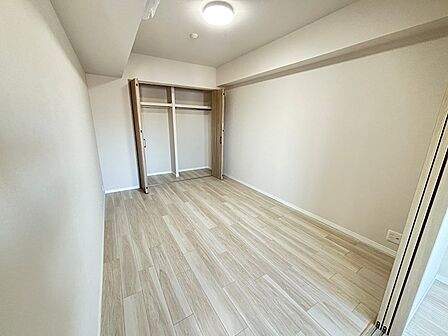 洋室帖、正方形で家具配置のしやすいリビング脇のお部屋です。