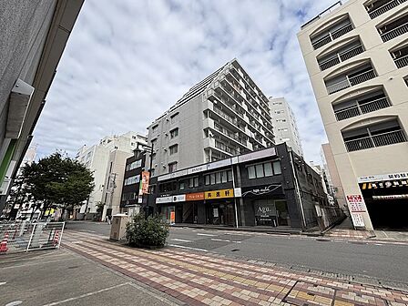 万代シティ内、1~2階は飲食店や事務所などのテナントが入っています。
