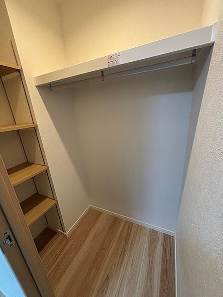 ウォークインクローゼットは奥行きがあり収納力◎