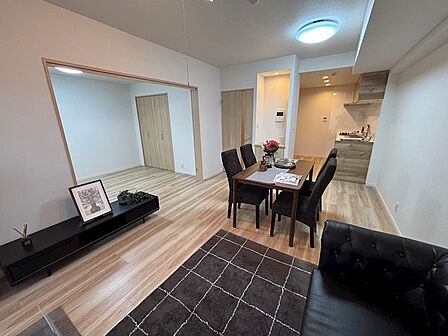 隣室の扉を開けると大きな1部屋としても仕様できます。開放感あり!