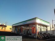 ファミリーマート 徒歩5分。コンビニ 360m