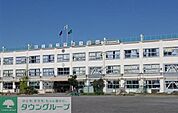足立区立伊興中学校 徒歩21分。中学校 1660m
