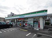 ファミリーマート草加稲荷店 586m