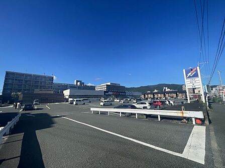 ミスターマックスSelect 篠栗店 1500m 徒歩約19分 営業時間9:00~20:00。取扱:生鮮、酒、薬、ペット用品、日用品等。