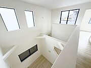 吹き抜けになっているリビング階段♪空間が緩やかにつながり、家族の気配を感じられます！