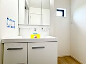 洗濯機置き場と洗面台を備えた使いやすい洗面室！キッチンからの動線も◎です♪