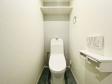 温水洗浄付トイレ。ダブルホルダーのため予備のトイレットペーパーがすぐ使えて便利♪