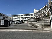 那珂川中学校まで　1400m　徒歩約18分　いじめ問題に対し早期発見のための取り組み、校内研修や教育相談が充実している。