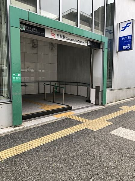 桜坂駅まで 489m 徒歩約7分●桜坂という名前と、いまも周辺に多くある桜をモチーフにシンボルマークが作られています。