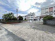 粕屋東中学校まで　1900m　徒歩約24分●教育方針「不易と流行」を考慮しながら、徳（育）を第一義として、知（育）と体（育）とのバランスのとれた教育活動を推進しています。