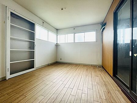 地下1階の約6帖の洋室です！