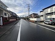 前面道路は広めなので駐車も楽々できそうです！