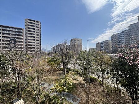 2階だからこそ味わえる緑との一体感!四季折々の風景を身近に感じられます♪