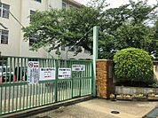 東花畑小学校　1273ｍ　徒歩約16分　教育目標「緑（挨拶）と花（笑顔）と夢（希望や目標）いっぱい」