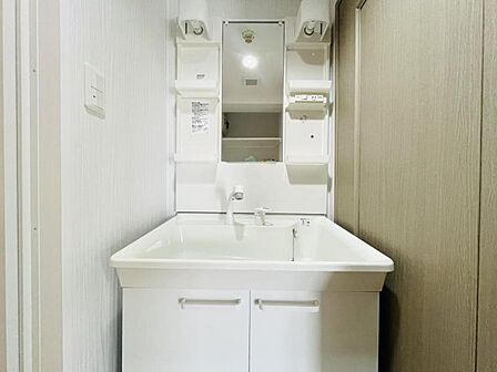 小物収納が豊富な洗面台です!
