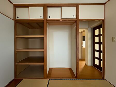 洋室にクローゼット、和室には押入れ!お部屋もスッキリ片付きます◎
