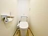 トイレ：トイレには快適な温水洗浄便座付き！