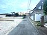 外観：広々とした前面道路♪交通量も少なく、楽々行き来できます！