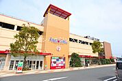 タウンヒルズ 徒歩2分。ショッピングセンター 160m