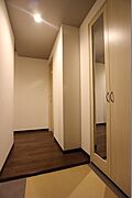 大きな玄関収納は姿見付き。