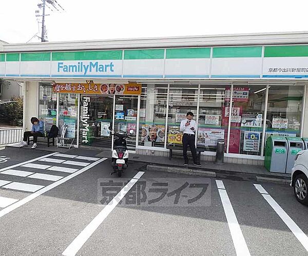 画像26:ファミリーマート京都今出川針屋町店まで180m 敷地内ガレージ付でお車でのご利用も楽々。
