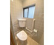 広い窓のある明るいトイレです。