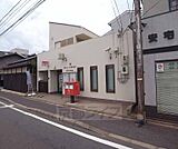 京都山ノ内郵便局まで215m 京福山ノ内駅の直ぐ近くでございます。三条通沿いです。