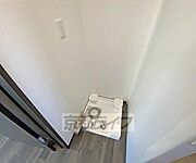 洗濯機置き場は脱衣場にあります。
