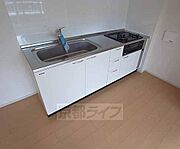 3口ガスコンロ付きのシステムキッチンです。