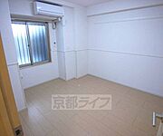玄関横の約6帖の洋室です。