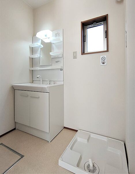 画像3:独立洗面化粧台と洗濯用防水パンが設置されます。