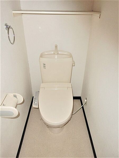 画像3:トイレには温水洗浄便座を設置しております。