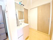 2WAY洗面所。キッチンからと、玄関側それぞれから出入り可能