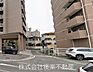 外観：西側の接道。2項道路。