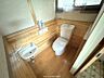 トイレ：1階トイレ。トイレに手洗い場あり。窓があるので換気もしやすくお掃除の際も快適