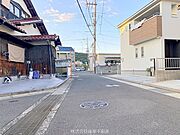 前面道路、幅員約4.3m。お車の出し入れもしやすく快適