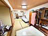 室内：1階和室。広くて使い勝手のよい空間