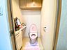 トイレ：収納スペース豊富なトイレで、トイレットペーパーのストックやお掃除用品もスッキリ収納♪