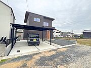 お車もしっかりと停めれてお友達も呼びやすいお家。カーポート並列2台停めれるのも嬉しいポイントですね