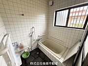 浴室。窓があり、換気しやすくお掃除の際も快適です。