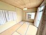 その他：1階東側6帖和室。3面採光で風通し良好。押入れ収納あり