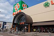 ライフ新座店 595m