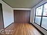 子供部屋：木目調のフローリング材を使用しており、ナチュラルな見た目のため暖かく落ち着いた雰囲気のお部屋となっております