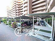 屋根付きの駐輪場は、雨や風から自転車をしっかり守ります。盗難防止のセキュリティ性にも優れ、日常的に安心して利用可能。天候に左右されない快適さが魅力の設備で、大切な自転車を安心して保管できます。